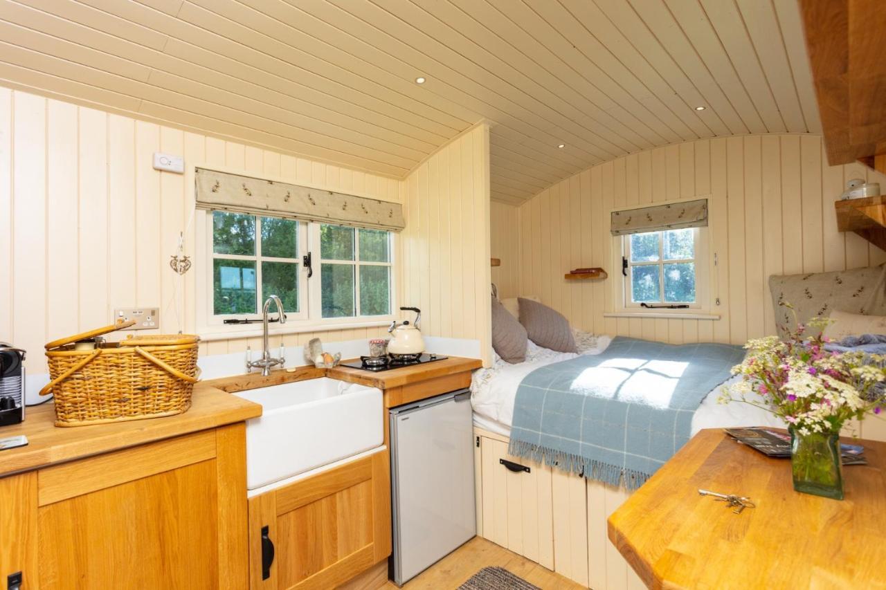 Romantic Secluded Shepherd Hut Hares Rest Southwick  Eksteriør billede