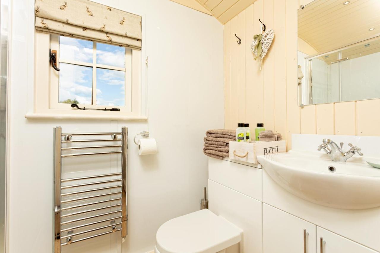 Romantic Secluded Shepherd Hut Hares Rest Southwick  Eksteriør billede